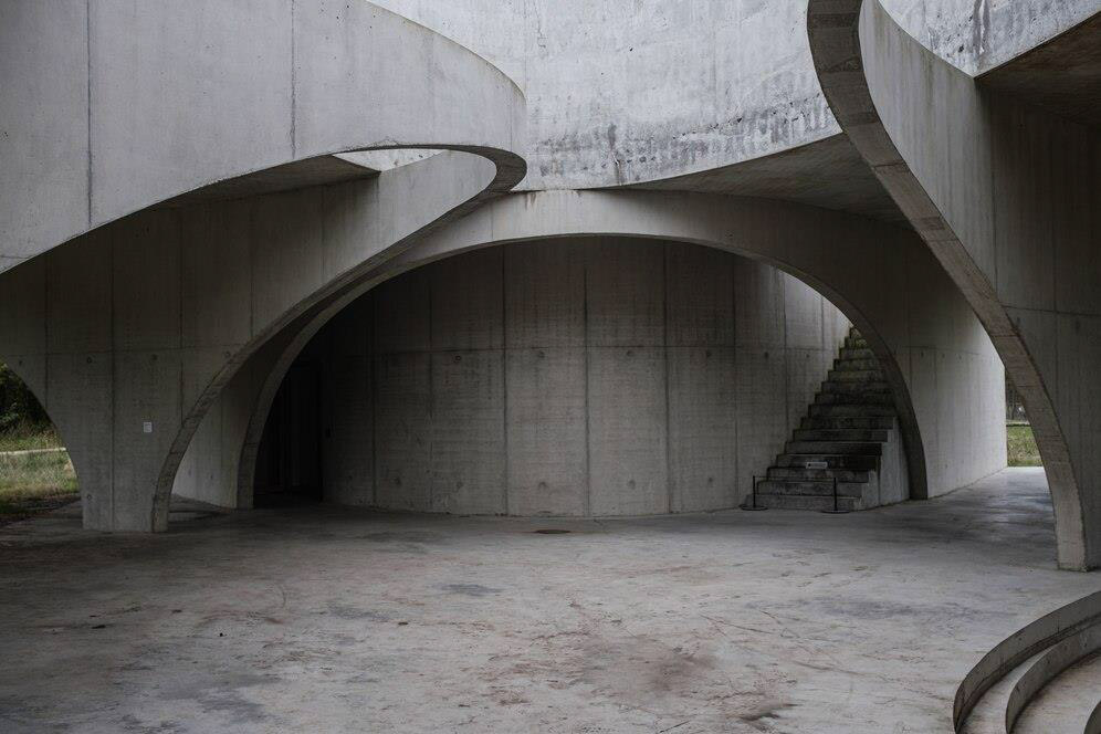 incorporating-cement-elements-in-modern-architecture inline image